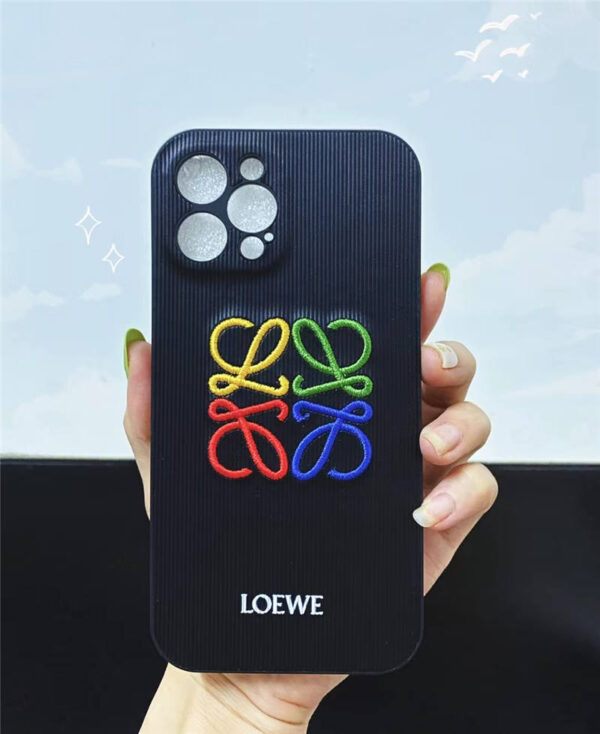 iphone15pro/15pro max ケース 韓国 カップル loewe風 スマホケース iphone14 刺繍 オリジナル ロエベ 偽物 アイフォン13pro/12 保護ケース 軽い 丈夫