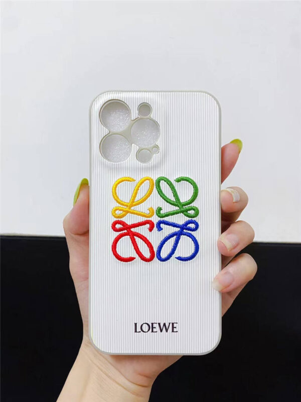 iphone15pro/15pro max ケース 韓国 カップル loewe風 スマホケース iphone14 刺繍 オリジナル ロエベ 偽物 アイフォン13pro/12 保護ケース 軽い 丈夫