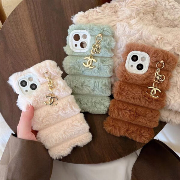 もこもこ iphone14/14promaxケース 韓国 シャネル風チャーム iphone13pro/12/11 ケース ふわふわ 可愛い