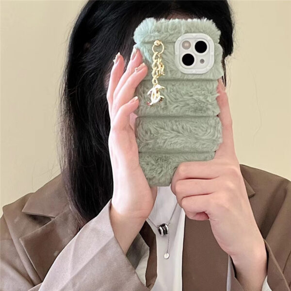 もこもこ iphone14/14promaxケース 韓国 シャネル風チャーム iphone13pro/12/11 ケース ふわふわ 可愛い
