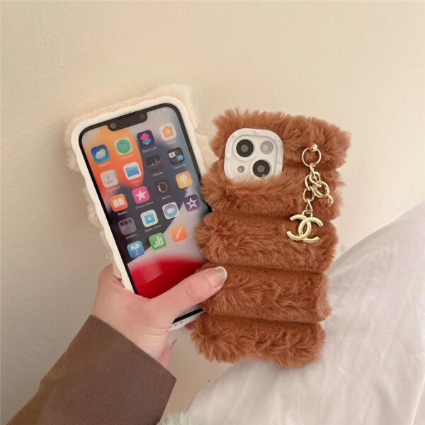 もこもこ iphone14/14promaxケース 韓国 シャネル風チャーム iphone13pro/12/11 ケース ふわふわ 可愛い