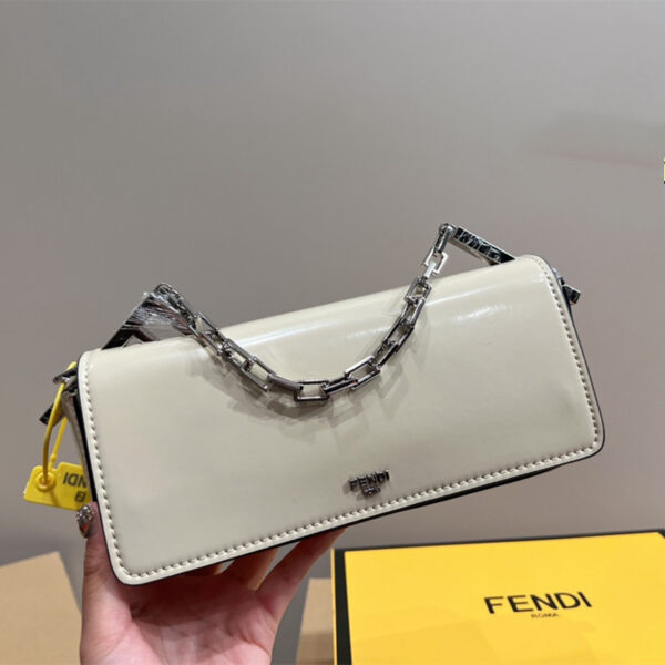 フェンディ First Sight レザー バッグ 新作★23SS fendi ショルダー バッグ チェーン バッグ ミニ ポシェット 芸能人