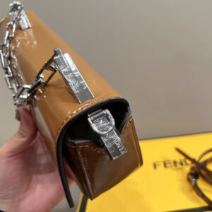 フェンディ First Sight レザー バッグ 新作★23SS fendi ショルダー バッグ チェーン バッグ ミニ ポシェット 芸能人