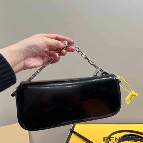 フェンディ First Sight レザー バッグ 新作★23SS fendi ショルダー バッグ チェーン バッグ ミニ ポシェット 芸能人