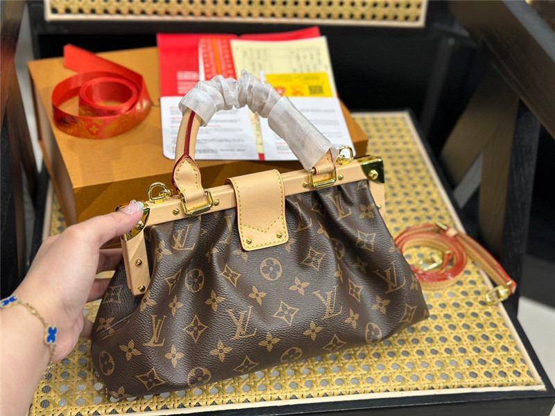 LOUIS VUITTON クラッチバッグ