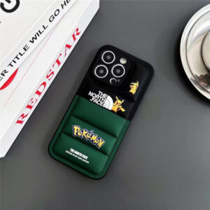 ノースフェイス ポケモン iphone15/15pro ケース ダウンジャケット 【激レア】ノースフェイスピカチュウポケモン150 ピカチュウカラー