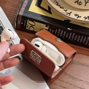 ロエベ airpods ケース 韓国 airpods4 ケース ロエベ airpods proケース ハイブランド 革 エアー ポッズ ケース おしゃれ カラビナ付き