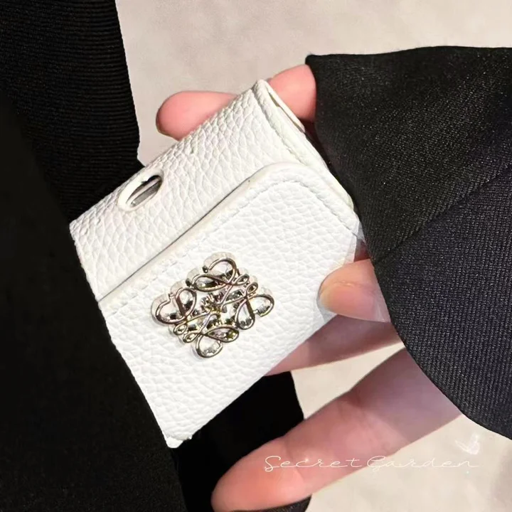 ロエベ airpods ケース 韓国 airpods4 ケース ロエベ airpods proケース ハイブランド 革 エアー ポッズ ケース おしゃれ カラビナ付き