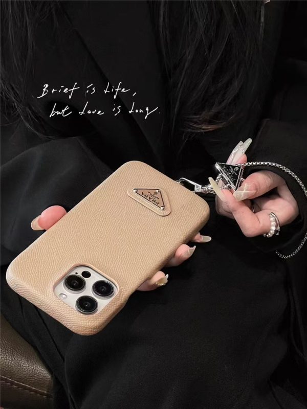 PRADA 手帳型スマホケース 黒　チェーン付き PRADA 手帳型スマホケース 黒 チェーン付き PRADA】チェーン