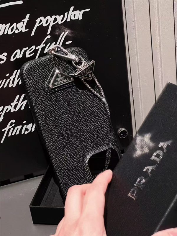 prada スマホケース iphone17 プラダ iphone17air/17promax ケース チェーン付き iphoen16/16pro ケース シンプル かわいい iphone15pro/14pro ケース おしゃれ ブランド iphone お 揃い ケース