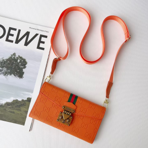 GUCCI iPhoneケース 手帳型 iphone17pro/17promax ケース 手帳型 グッチ スマホケース ショルダー ブランド iphone16/15 ケース カード入れ スマホケース 三 つ折り 使い勝手