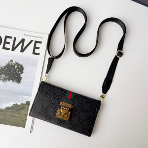 GUCCI iPhoneケース 手帳型 iphone17pro/17promax ケース 手帳型 グッチ スマホケース ショルダー ブランド iphone16/15 ケース カード入れ スマホケース 三 つ折り 使い勝手