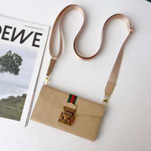 GUCCI iPhoneケース 手帳型 iphone17pro/17promax ケース 手帳型 グッチ スマホケース ショルダー ブランド iphone16/15 ケース カード入れ スマホケース 三 つ折り 使い勝手