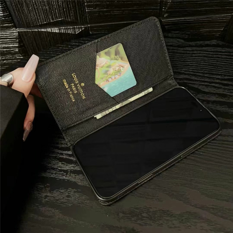 大人気ブランドの世界観を手軽に!最新「ルイヴィトン風iPhoneケース」おすすめ5選 大人気ブランドの世界観を手軽に!最新「ルイヴィトン風iPhoneケース」おすすめ5選