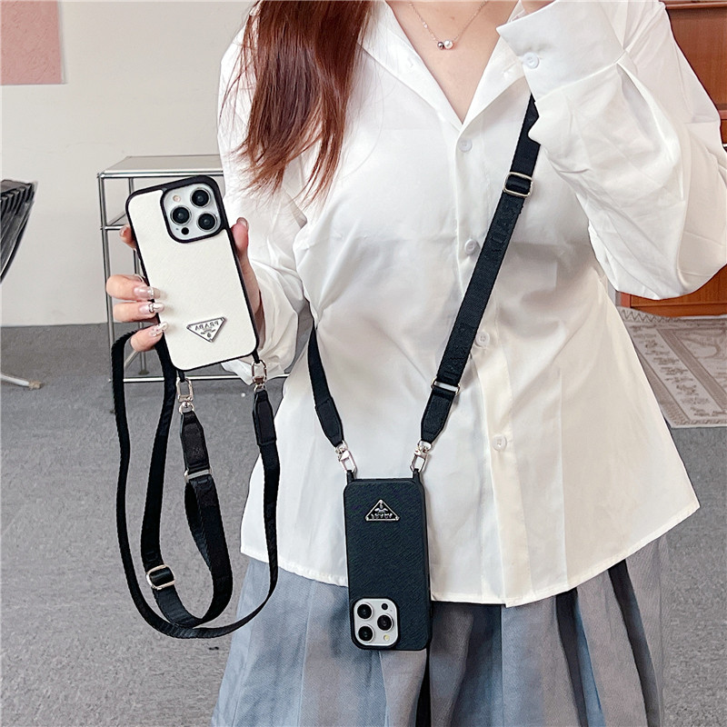 コーデの決めアクセに。上質な「ハイブランド風ショルダーiPhoneケース」で日常に彩りを