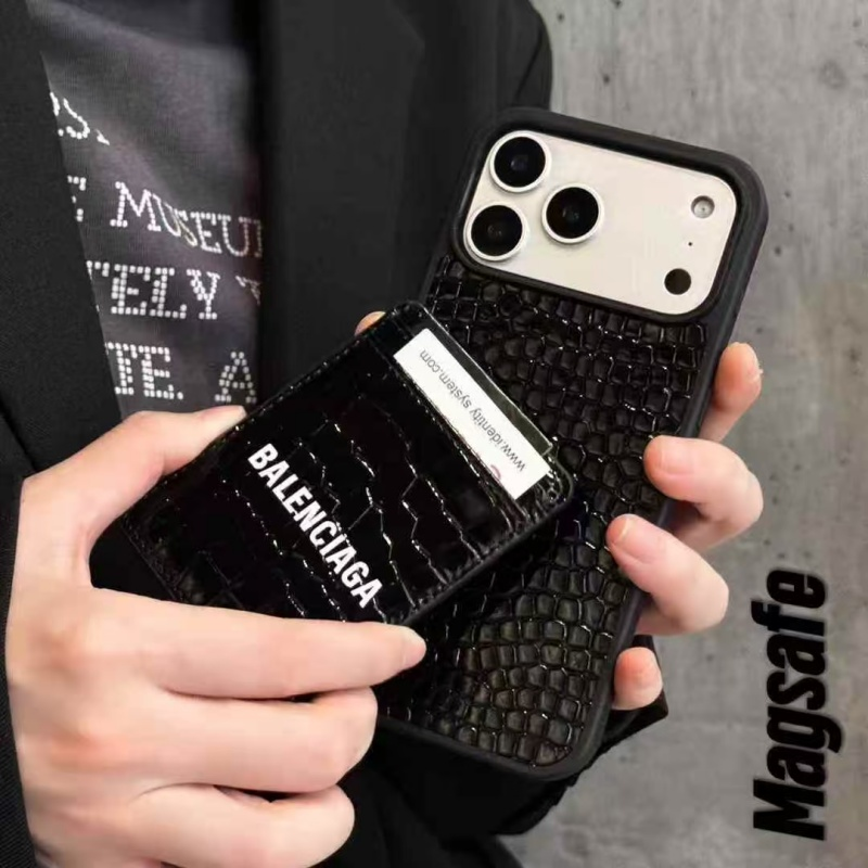 【2026年最新】スマートに持ち歩く。背面収納付きハイブランドiPhoneケース5選 【2026年最新】スマートに持ち歩く。背面収納付きハイブランドiPhoneケース5選