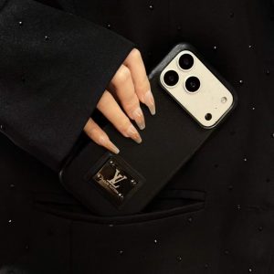 iphoneケース 黒 ブランド ロエベ iphone17/17proケース シンプル 高級感 ヴィトン chanel iphone16promaxケース パロディ miumiu アイフォン15/14 ケース お揃い
